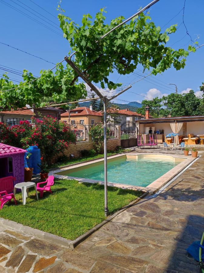 Family Hotel Velevi Velingrad Bagian luar foto
